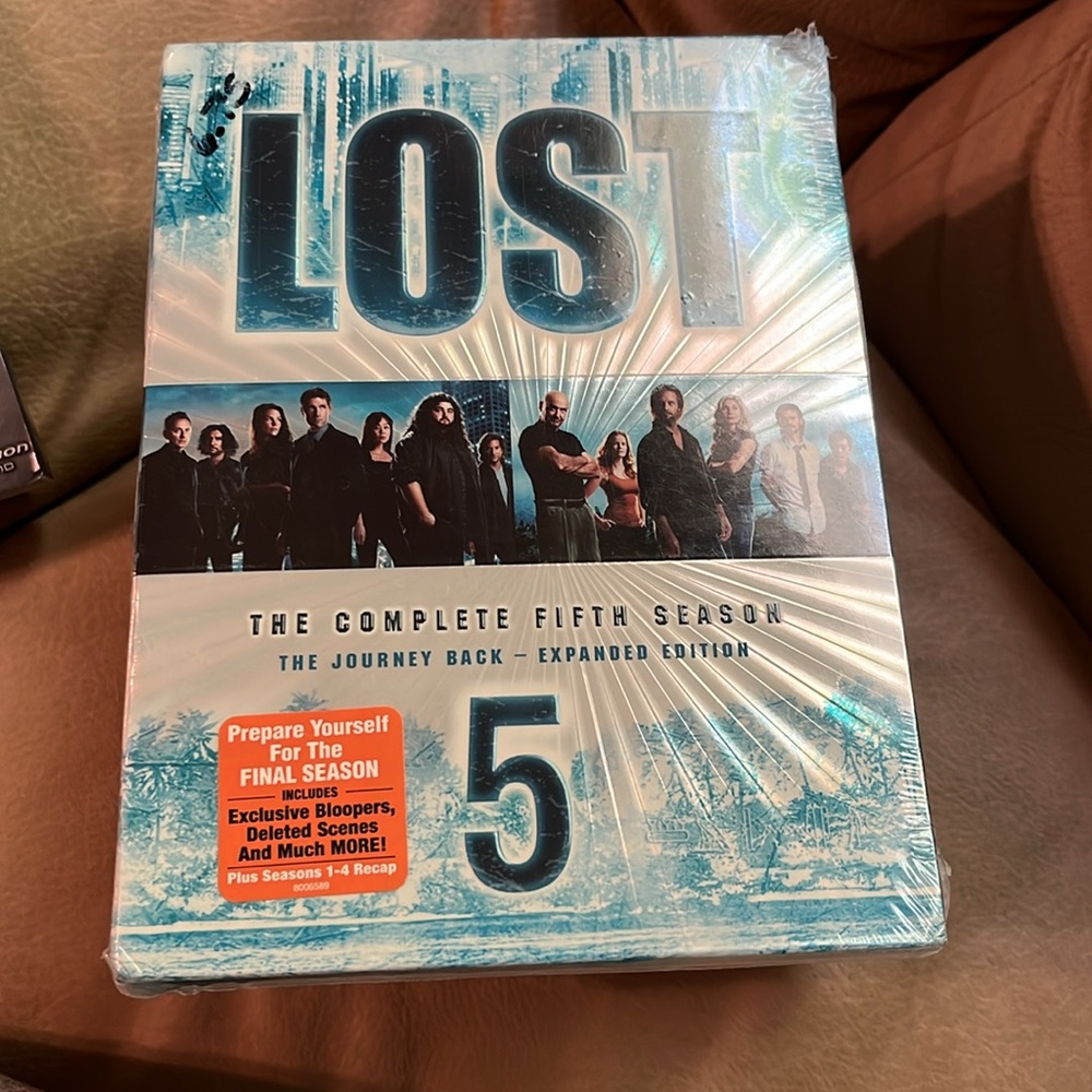 Lost: The Complete First Season DVD and Blu-ray Set - Picture 5 of 8